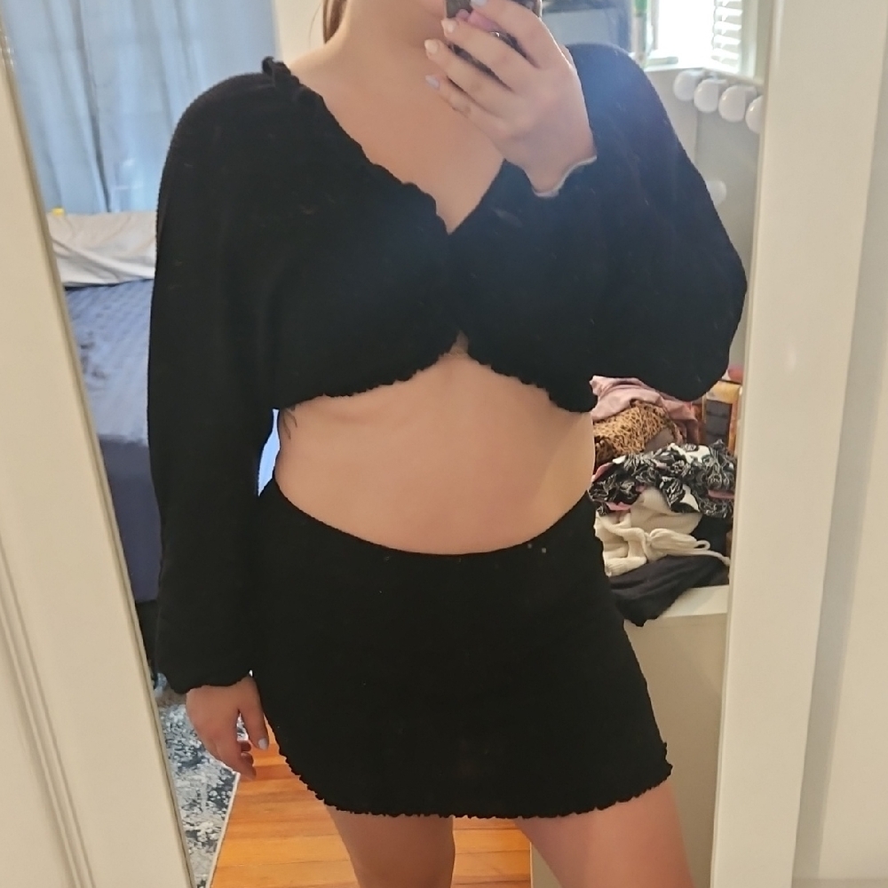 ***SAYS XL BUT FITS M***Black Cropped Sweater and Skirt Set